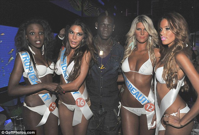 Balotelli petrece cu Paris Hilton