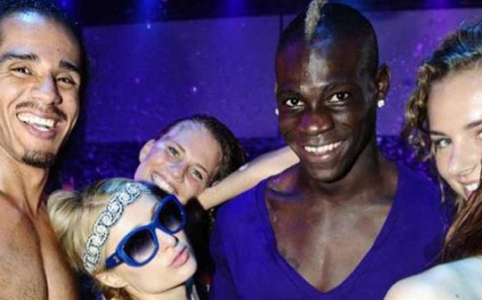 Balotelli petrece cu Paris Hilton